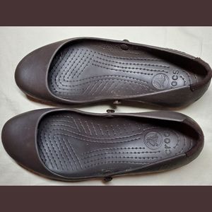 Brown Crocs flats 10W